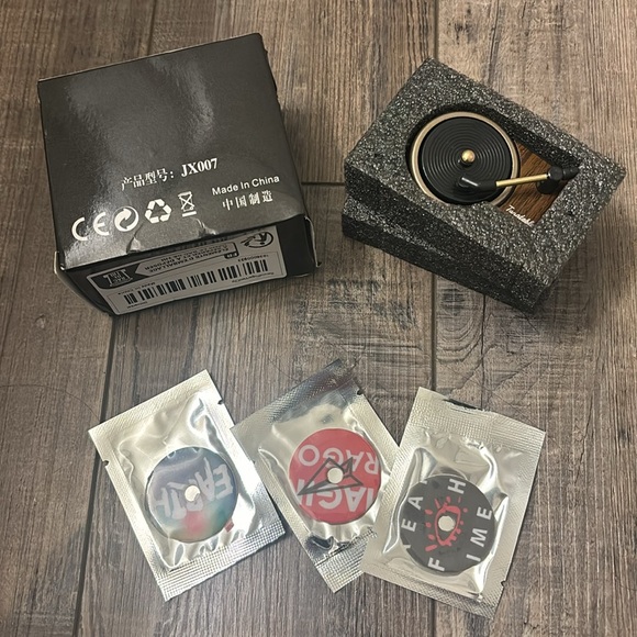 Spinning turntable car air freshener - Picture 3 of 5